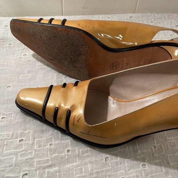 Chanel Semi Point Mustard Black Detail Slingback Shoe - Picture 8 of 16